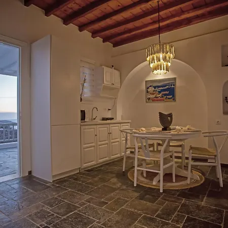 C Mykonos بيت ضيافة 4*
